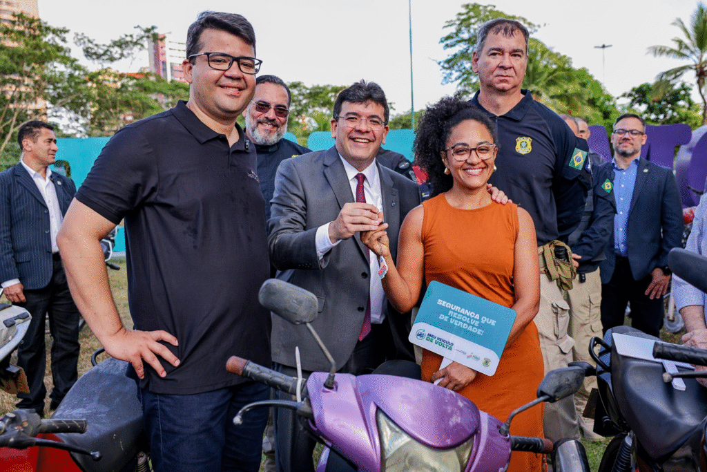 Governador Rafael Fonteles devolvendo moto recuperada